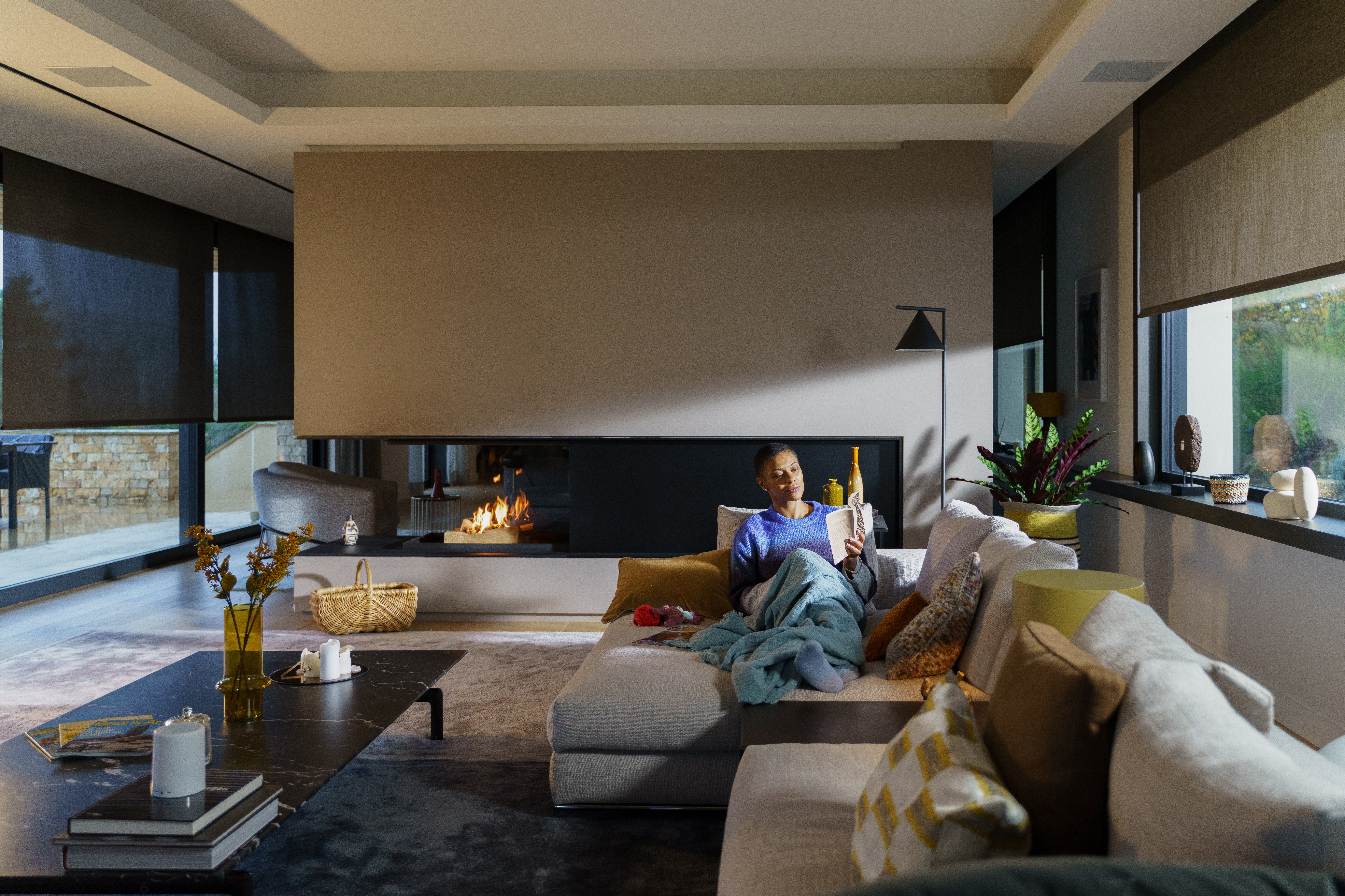 Dame die in haar bank leest